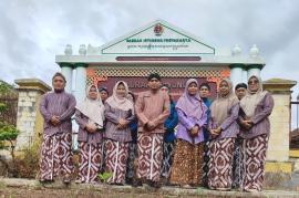 WAJIB, KAMIS PON PAMONG KALURAHAN WUNUNG MEMAKAI KEJAWEN 